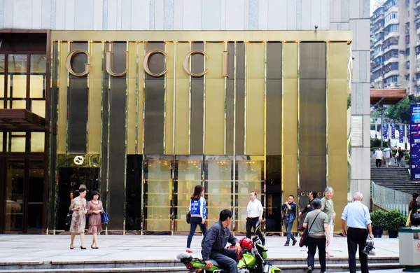 Los Peatones Pasan Por Una Boutique Moda Gucci Chongqing China — Foto de Stock