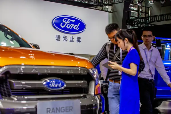 People Visit Stand Ford 16Th China Guangzhou International Automobile Exhibition — стоковое фото