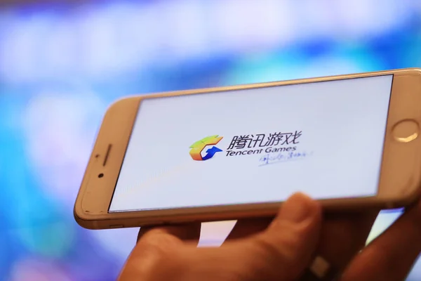 File Een Chinese Mobiele Telefoongebruiker Maakt Gebruik Van Mobiele App — Stockfoto