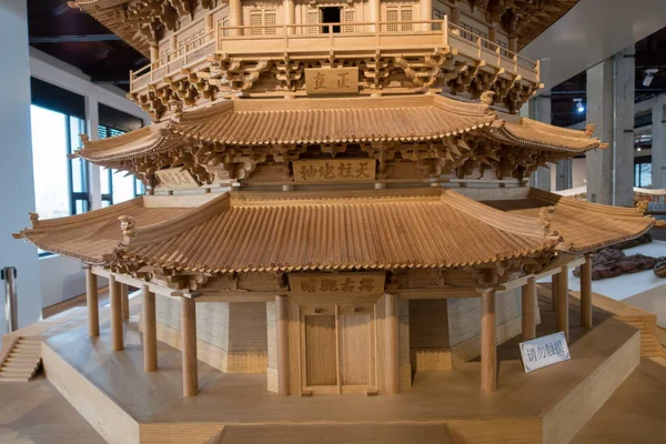 中国上海同济大学博物馆展出了中国三座世界著名的宝塔之一 中国最大 最古老的佛教宝塔 英县木塔的复制品 — 图库照片