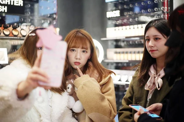 Les Clients Posent Pour Des Selfies Magasin Phare Huaihai Road — Photo