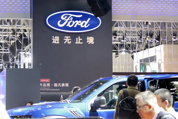 Les Gens Visitent Stand Ford Lors Première China International Import — Photo