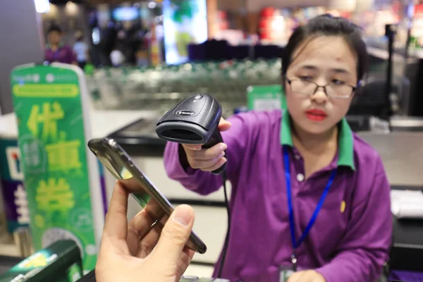 File Local Resident Uses His Smartphone Have Code Scanned Shopping — Stock Photo, Image