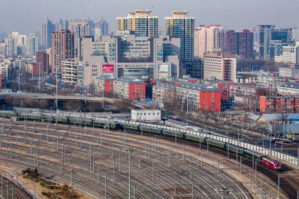 2019年1月18日 在中国北京 一辆旅客快车在春节旅游高峰前离开北京南火车站 也被称为 — 图库照片