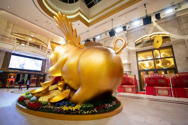 Uma Escultura Forma Porco Dourado Com Asas Batendo Exibida Antes — Fotografia de Stock