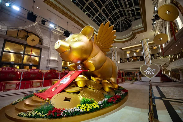 Uma Escultura Forma Porco Dourado Com Asas Batendo Exibida Antes — Fotografia de Stock