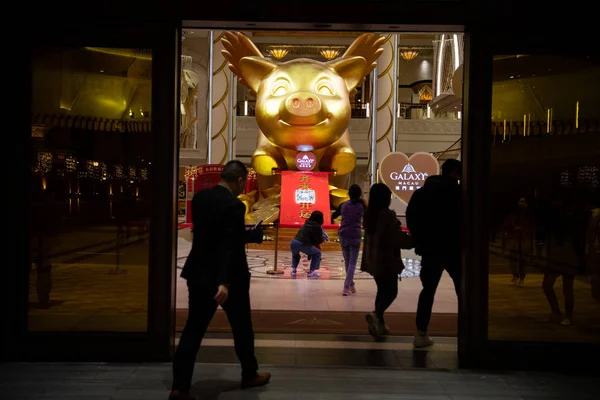 Uma Escultura Forma Porco Dourado Com Asas Batendo Exibida Antes — Fotografia de Stock