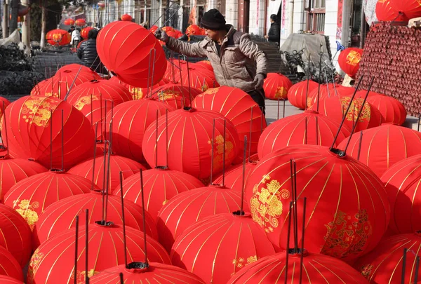 Travailleur Chinois Fabrique Des Lanternes Rouges Pour Prochaine Fête Printemps — Photo