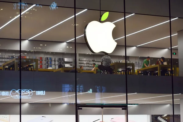 Φύλλο Του Λογότυπου Της Apple Inc Φωτίζεται Πράσινο Χρώμα Ένα — Φωτογραφία Αρχείου