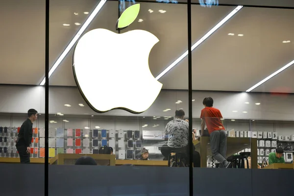 Лист Логотипа Apple Inc Освещается Зеленым Цветом Магазине Apple Store — стоковое фото