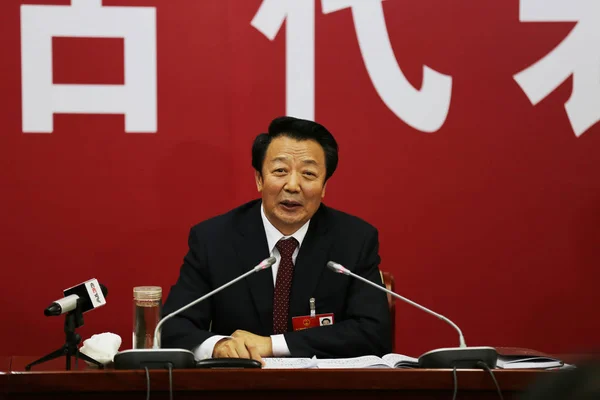 内蒙古自治区党委书记王军出席2016年3月7日在中国北京举行的第十二届全国人大第四次会议小组讨论 — 图库照片