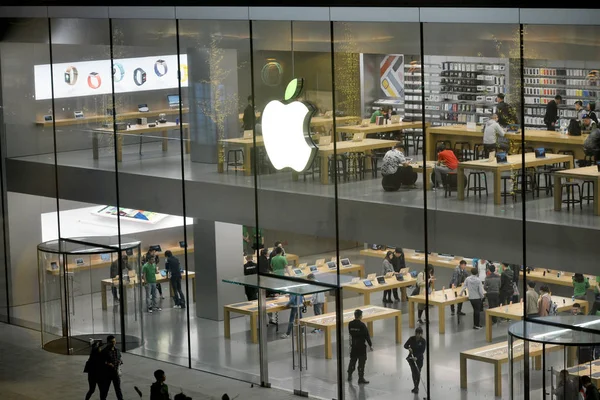 Φύλλο Του Λογότυπου Της Apple Inc Φωτίζεται Πράσινο Χρώμα Ένα — Φωτογραφία Αρχείου
