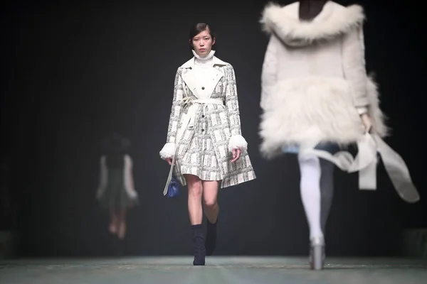 Model Wyświetla Nowe Stworzenie Pokaz Mody Jorya Podczas Shanghai Fashion — Zdjęcie stockowe