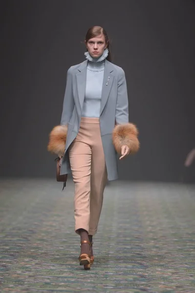 Modell Visar Skapelse Modevisning Jorya Shanghai Fashion Week Höst Vinter — Stockfoto