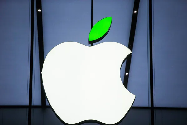 Лист Логотипа Apple Inc Apple Store Освещается Зеленым Цветом Ознаменование — стоковое фото
