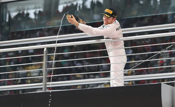 Pilota Tedesco Nico Rosberg Versa Champagne Festeggiare Dopo Aver Vinto — Foto Stock