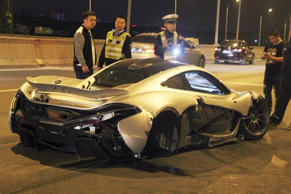 Chinese Police Officers Look Seriously Damaged Mclaren Sports Car Collided — 图库照片