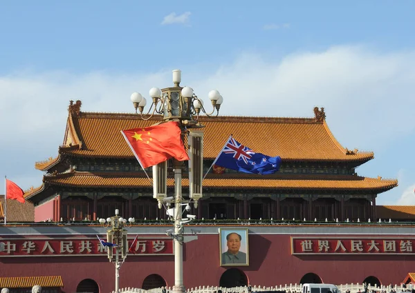 Banderas Nacionales China Nueva Zelanda Ondean Poste Luz Plaza Tiananmen —  Fotos de Stock