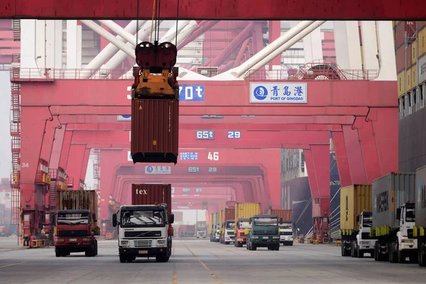 Crane Vehicle Lifts Container Shipped Abroad Truck Quay Port Qingdao — Stock Photo, Image