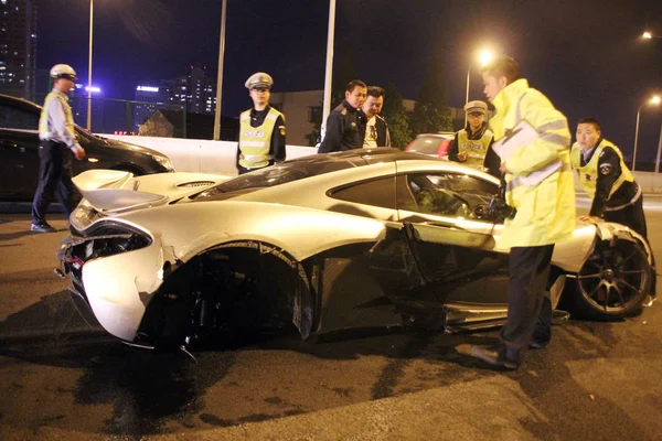 Chinese Police Officers Look Seriously Damaged Mclaren Sports Car Collided — 图库照片