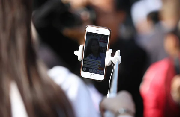 Молодая Китаянка Делает Селфи Своим Смартфоном Apple Iphone Селфи Палкой — стоковое фото