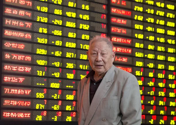 Китайський Інвестора Проходить Повз Леся Оробець Показуючи Цін Акцій Зелений — стокове фото