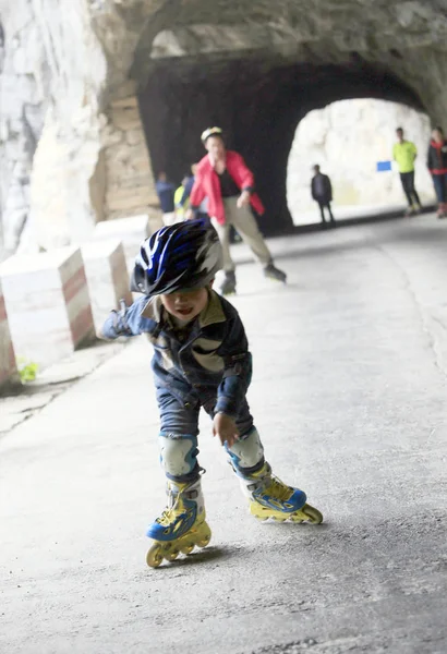 Niño Cuatro Años Edad Zhang Jiabo Patina Túnel Acantilado Una — Foto de Stock