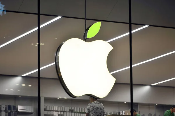 Лист Логотипа Apple Inc Освещается Зеленым Цветом Магазине Apple Store — стоковое фото