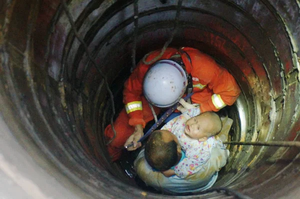 Китайский Пожарный Родственник Пойманного Ловушку Двухлетнего Мальчика Пытаются Спасти Ребенка — стоковое фото
