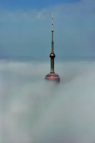 Puncak Menara Televisi Mutiara Oriental Berada Atas Kabut Pudong Shanghai — Stok Foto