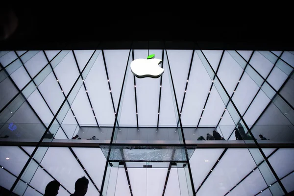 List Loga Společnosti Apple Inc Obchodě Jablečnou Zelení Svítí Zeleně — Stock fotografie