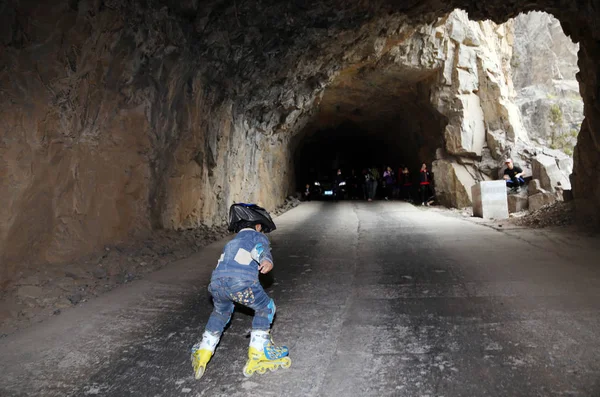 Niño Cuatro Años Edad Zhang Jiabo Patina Túnel Acantilado Una — Foto de Stock