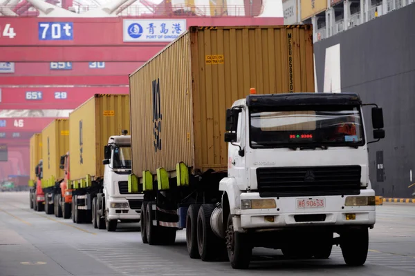 Camiones Transportan Contenedores Para Ser Enviados Extranjero Muelle Puerto Qingdao — Foto de Stock