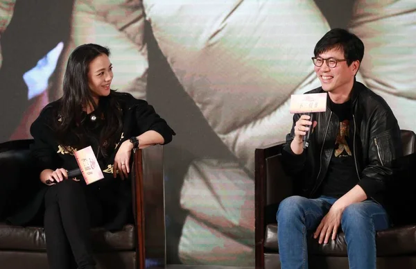 中国女優タン ウェイ 左と韓国の監督の夫のキム テヨン 2016 日新作映画 北京で 愛の本 の主題歌をリリースする記者会見に出席 — ストック写真