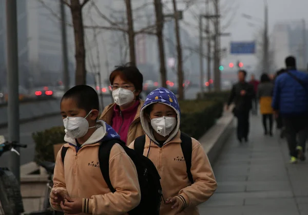 Voetgangers Dragen Gezichtsmaskers Tegen Luchtvervuiling Lopen Een Straat Heavy Smog — Stockfoto