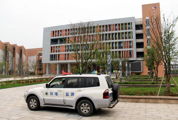 Veículo Departamento Pesquisa Ambiental Local Está Estacionado Campus Escola Línguas — Fotografia de Stock