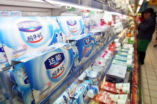 Arkiv Kartonger Med Danone Yoghurt Till Salu Stormarknad Shanghai Kina — Stockfoto