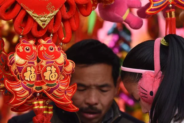Localnicii Chinezi Cumpără Decorațiuni Roșii Pentru Sărbători Noul Lunar Chinezesc — Fotografie, imagine de stoc