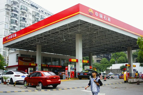 Peatón Pasa Por Una Gasolinera Petrochina Filial Cnpc China National —  Fotos de Stock