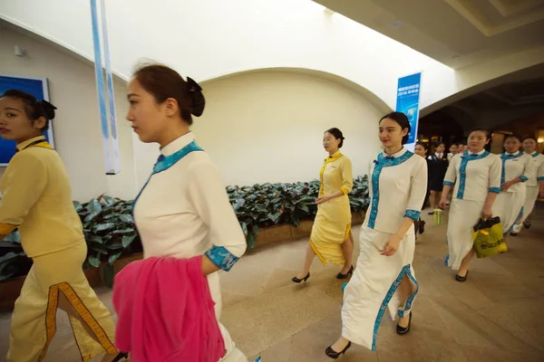 Hostess Cinesi Sfilano Durante Una Sessione Formazione Sul Galateo Boao — Foto Stock