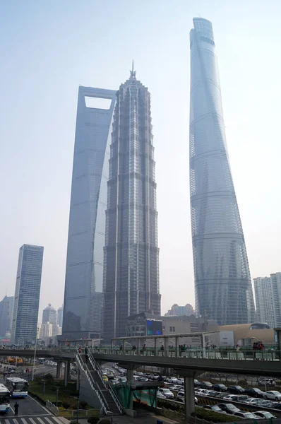右から上海タワー 金魔王塔 上海世界金融センター Swfc その他の高層ビルや高層ビル 浦東市のルジアズイ金融街の眺め 2016年2月26日 — ストック写真