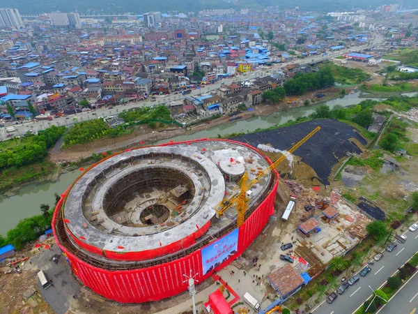 中国の湖南省 Zhangjiajie 市で建設中の世界最大の透明ドーム型のバーの空中写真 4月24日2016 — ストック写真