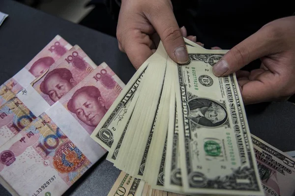 Čínský Úředník Nám Počítá Dolarových Bankovek Vedle Rmb Renminbi Yuan — Stock fotografie