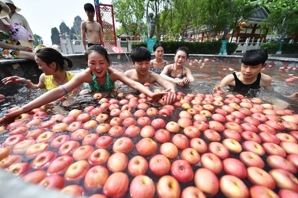 2016年4月28日 在中国中部河南省洛阳市的一个度假村 游客们在温泉中与苹果一起享受 — 图库照片