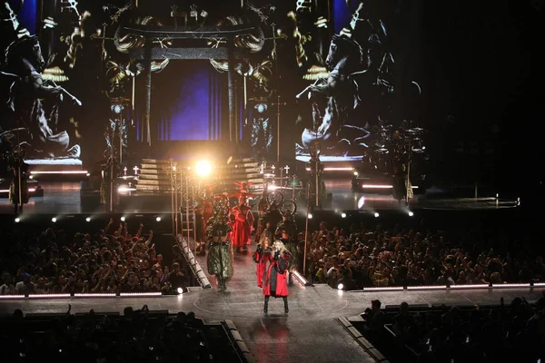2016年2月20日 美国歌手麦当娜在中国澳门举行的起义军心脏世界巡回赛音乐会上表演 — 图库照片