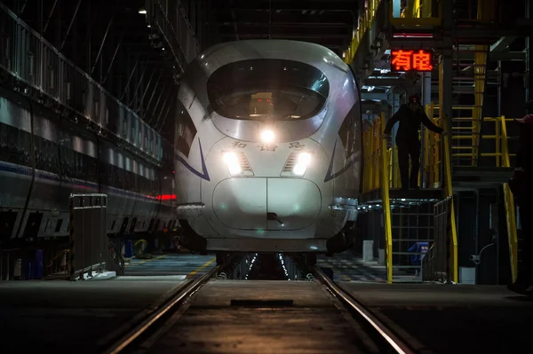 Técnicos Chineses Examinam Trem Bala Crh China Railway Alta Velocidade — Fotografia de Stock