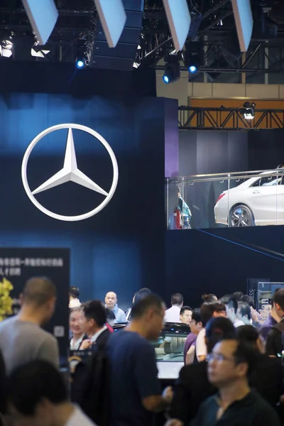 Bezoekers Kijken Bij Mercedes Benz Cars Tentoongesteld Tijdens 13E China — Stockfoto