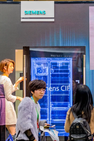 Los Visitantes Observan Los Electrodomésticos Siemens Exhibición Durante Appliance Electronics —  Fotos de Stock