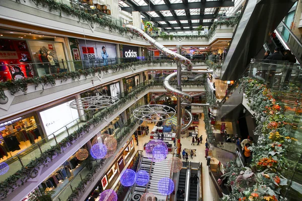 2016年2月13日 中国上海浦东一家购物中心 一条五层高的巨型蜿蜒滑梯 — 图库照片