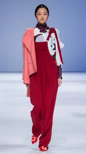 2016년 15일 베이징 패션기술연구소의 패션위크 졸업식 패션쇼에서 모델이 새로운 작품을 — 스톡 사진
